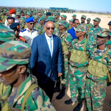 Sawirro: Madaxweyne Muuse Biixi oo tababar usoo xiray askar