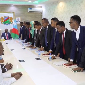 2563-1 Laftagareen oo dhaariyay xildhibaanadiisa cusub