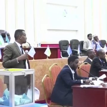 RASMI : Guddoomiyaha & ku xigeenka Barlamaanka Puntland oo la doortay.