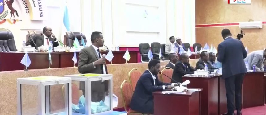 RASMI : Guddoomiyaha & ku xigeenka Barlamaanka Puntland oo la doortay.