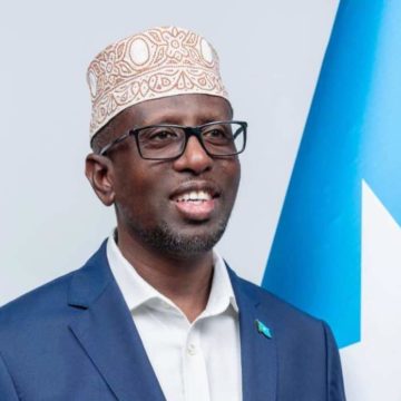 Madaxweyne hore Shariif Sheekh Axmed oo shir jiraa’id ku qabtay Muqdisho oo ka hadlay xaalada dalka uu kujiro.