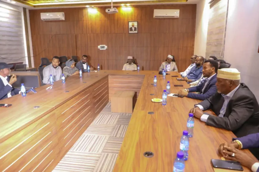 Madaxweyne hore Shariif Sheekh Axmed iyo Xildhibaannada mucaaradka ah oo xalay kulan ku yeeshay Muqdisho.