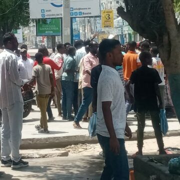 Protest in Mogadishu as Rickshaw drivers demonstrate Against government’s decision