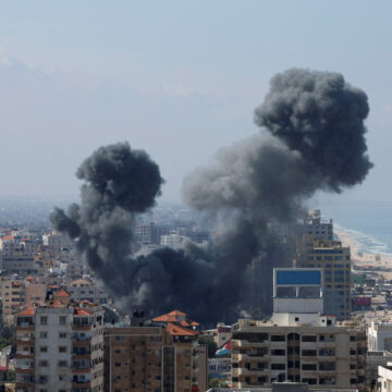 Ugu yaraan 15 qof oo lagu dilay weerar ay ciidamada Israa’iil ku qaadeen guryo ay ku sugnaayeen dad barakacayaal ah oo ku yaalla Qaza.