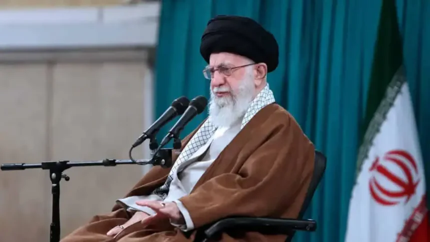 Hoggaamiyaha Iran Ayatullah Cali Khamenei oo hoygiisa laga saaray sababo laxiriira ammnigiisa.