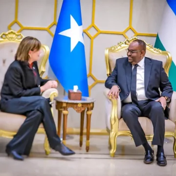 Madaxweyne Siciid Deni oo kulan gaar ah laqaatay safiirka Midowga Yurub ee Somalia Mrs Karin.