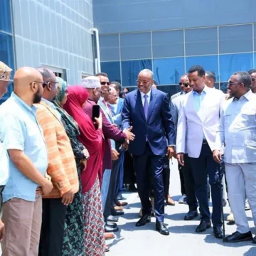 Madaxweyne Laftagareen oo Muqdisho yimaaday siweyna loogu soo dhoweeyay garoonka diyaaradaha ee Aaden cadde.