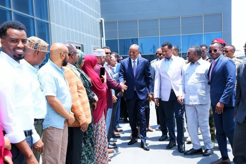 Madaxweyne Laftagareen oo Muqdisho yimaaday siweyna loogu soo dhoweeyay garoonka diyaaradaha ee Aaden cadde.