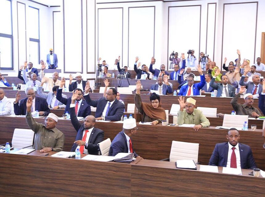 Golaha-shacabka-1 (1) Baarlamaanka Soomaaliya oo la filayo inuu u codeeyo dastuurka dalka