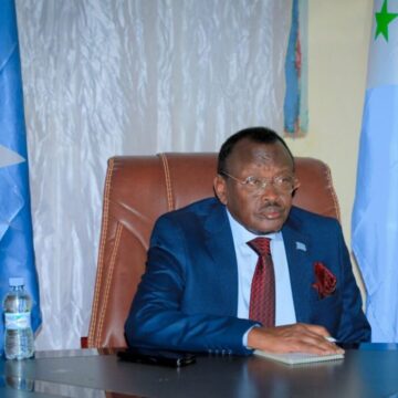 Wasiirka Arrimaha Qoyska iyo Xuquuqul Insaanka Soomaaliya oo kulan la qaatay Bulshada Rayidka ah si loo dar-dar geliyo Badbaadinta Carruurta Galmudug.