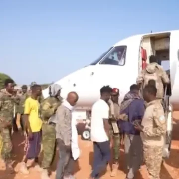 Jubbaland oo diyaarad kasoo saartay deegaanka Raaskambooni ciidankii ay ku qabteen dagaalkii Raaskambooni