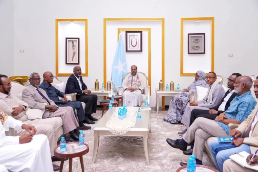 Madaxweyne Xasan Sheekh oo wali hanweyn qabashada doorasho qof iyo cod