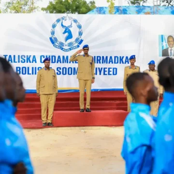 Taliyaha ciidanka Boliiska Asad Diyaano oo booqasho ugu tagay ciidan loo tababarayo ka qeyb noqoshada amaanka Muqdisho