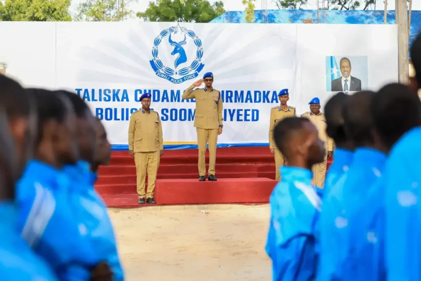 Taliyaha ciidanka Boliiska Asad Diyaano oo booqasho ugu tagay ciidan loo tababarayo ka qeyb noqoshada amaanka Muqdisho