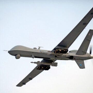 Reaper UAV Takes to the Skies of Southern Afghanistan Diyaarad nooca aan duuliyaha laheyn oo ku dhacday deegaan ay ku sugan yihiin Shabaab