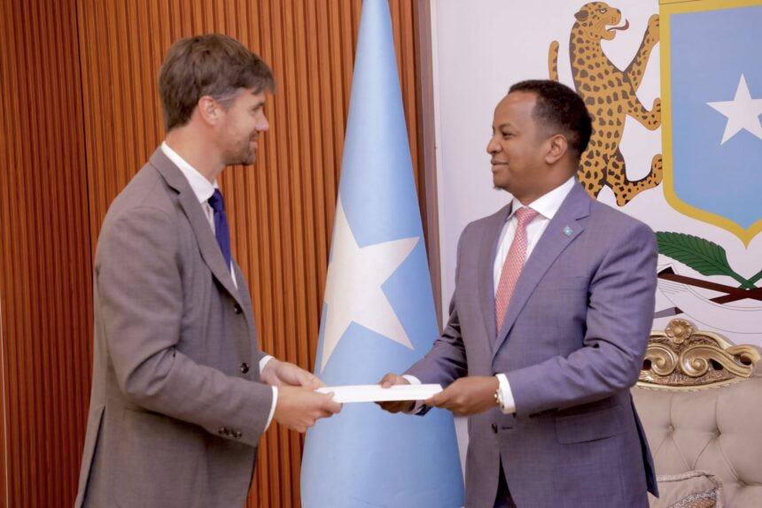 Wasiirka arrimaha dibadda ee XFS oo warqadaha aqoonsiga ka gadoomay safiirka cusub ee UK