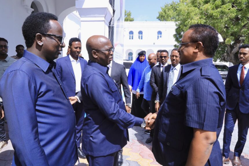 Guddoomiyaha cusub ee gobolka Banaadir oo kormeeray xafiisyada kala duwan ee dowladda hoose ee Xamar