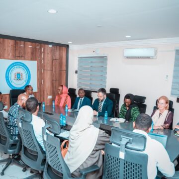 524715765_1273606071472663_8207808212613421287_n Muxuu kala hadlay guddoomiyaha hay’adda SoDMA Agaasimaha guud ee hay’adda socdaalka ee IOM ?