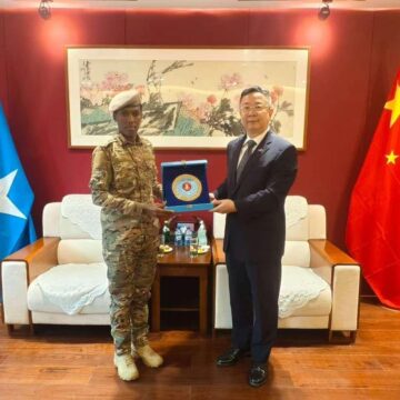 525669084_1155359963283098_473038627187209368_n Maxey kawada hadleyn Taliyaha ciidanka xoogga dalka iyo safiirka Shiinaha ee Soomaaliya ?