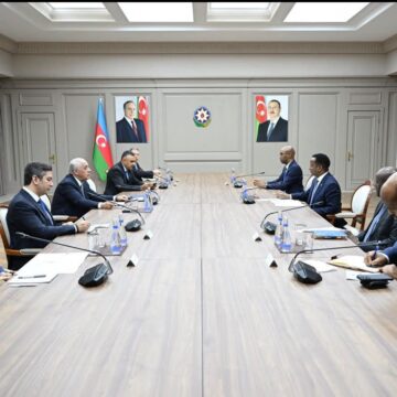 FB_IMG_1753521254603 Soomaaliya iyo Azerbaijan oo ka wadahadlay maalgeshiga iyo tamarta cagaaran