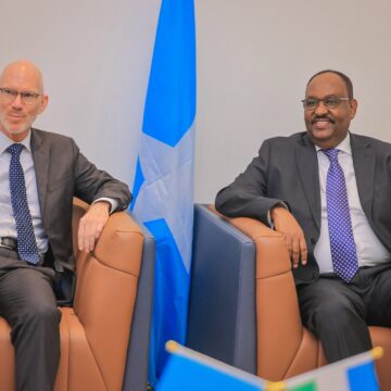 Siciid Deni oo James Swan kala hadlay xalinta khilaafka kala dhaxeeya dowladda Federaalka