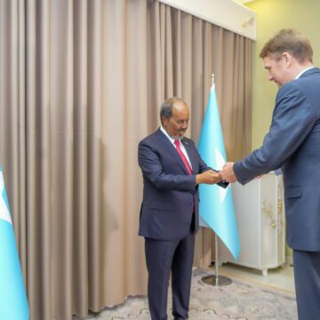 MW Xasan Sheekh oo warqadaha aqoonsiga ka guddoomay danjiryaasha midowga Yurub iyo Nederland