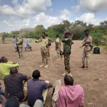 Ciidanka xoogga dalka oo ka hortagay xubno katirsan AS oo lacag ka qaadi rabay dad shacab ah