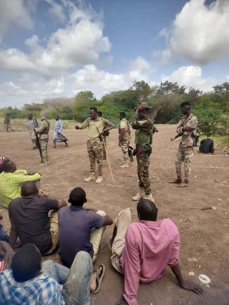 541764119_1305241348309135_1849399679785985212_n Ciidanka xoogga dalka oo ka hortagay xubno katirsan AS oo lacag ka qaadi rabay dad shacab ah