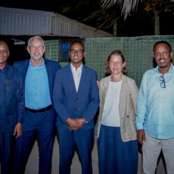 Guddoomiyaha hay’adda SoDMA oo kulan la qaatay Agaasimaha Horumarinta dowladda Ingiriiska