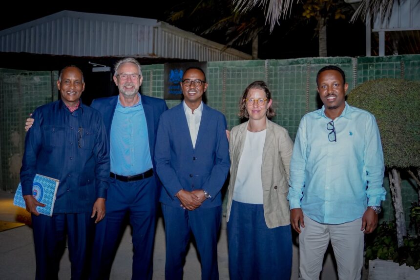 Guddoomiyaha hay’adda SoDMA oo kulan la qaatay Agaasimaha Horumarinta dowladda Ingiriiska