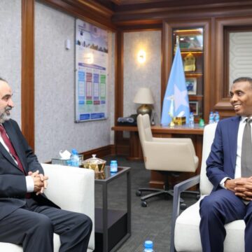 RW Xamsa oo kulan xasaasi ah la yeeshay safiirka Ururka Jaamacadda Carabta u fadhiya Soomaaliya