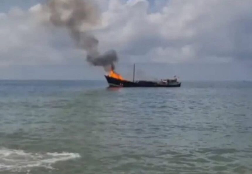 Markab siday shixnad kala duwan oo dab ku qabsaday dekada magaalada Boosaaso