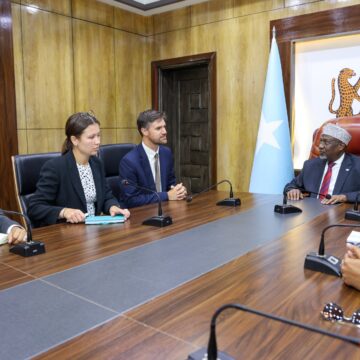 555719388_1125285096448791_6645039890464121999_n Guddoomiyaha golaha shacabka oo doorashada Qof iyo Cod kala hadlay safiirka UK