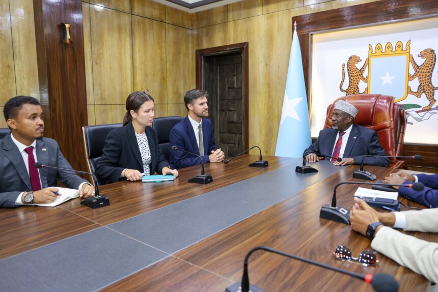 Guddoomiyaha golaha shacabka oo doorashada Qof iyo Cod kala hadlay safiirka UK