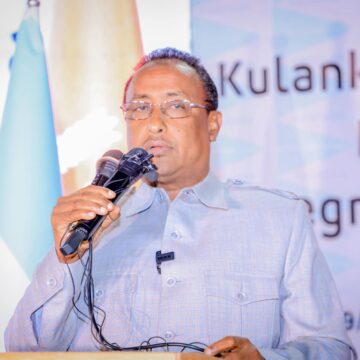 Guddoomiyaha gobolka Banaadir oo digniin u diray xubnaha mucaaradka