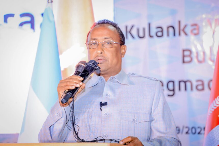 Guddoomiyaha gobolka Banaadir oo digniin u diray xubnaha mucaaradka