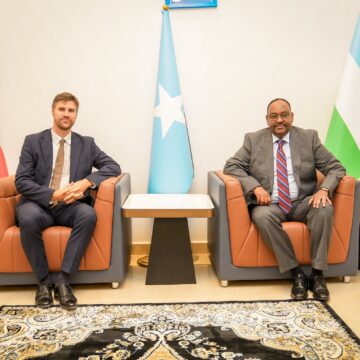 Maxey kawada hadleyn madaxweyne Deni iyo safiirka UK ?