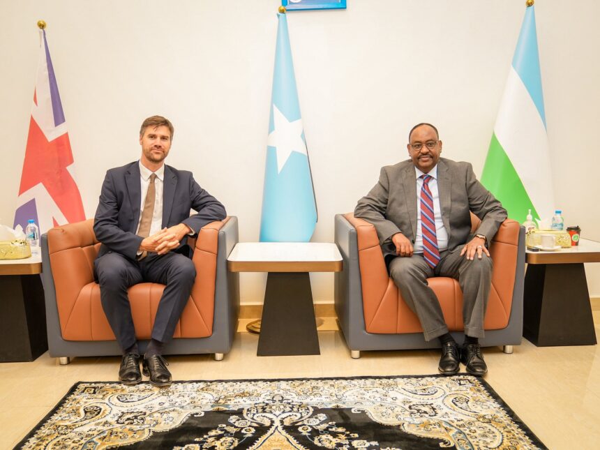 Maxey kawada hadleyn madaxweyne Deni iyo safiirka UK ?