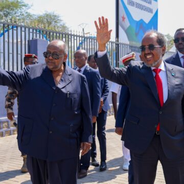 572396876_1289082933262843_4183189468095120467_n Madaxweynaha Soomaaliya iyo dhiggiisa Jabuuti oo Ubax dhigay halkii lagu Aas-aasay dowladnimada Soomaaliya