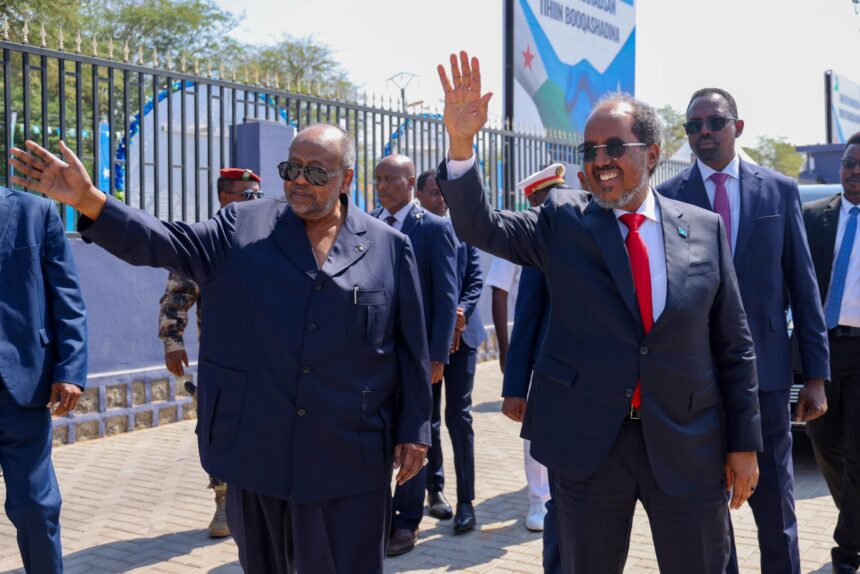 Madaxweynaha Soomaaliya iyo dhiggiisa Jabuuti oo Ubax dhigay halkii lagu Aas-aasay dowladnimada Soomaaliya