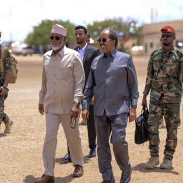 Madaxweyne Xasan Sheekh oo dib ugu soo laabtay Muqdisho, iyo Villa Somalia oo ka hadashay shirkii Kismaayo