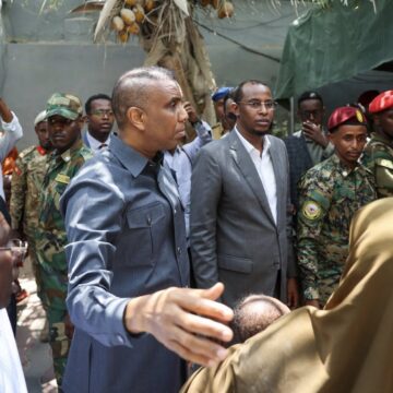 PM Hamza Abdi Barre conducts surprise visit to NIRA centre following public complaints