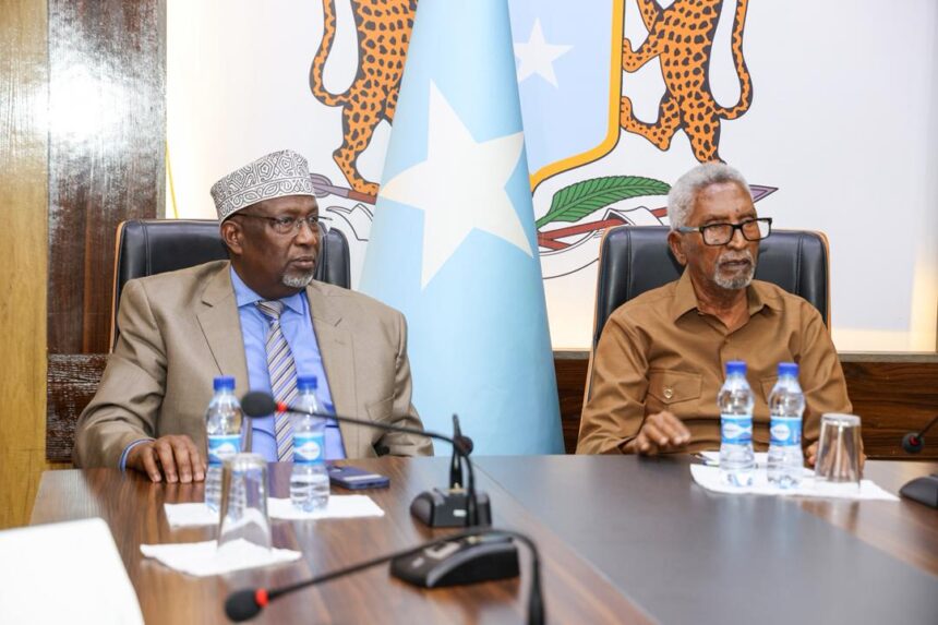 Guddoonka labada aqal oo kulan la yeeshay Guddiga La-socodka iyo Dib-u-eegista Dastuurka ee Baarlamaanka