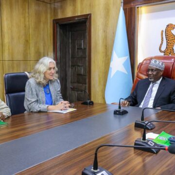 Maxey kawada hadleyn guddoomiyaha golaha shacabka iyo safiirka Midowga Yurub ?