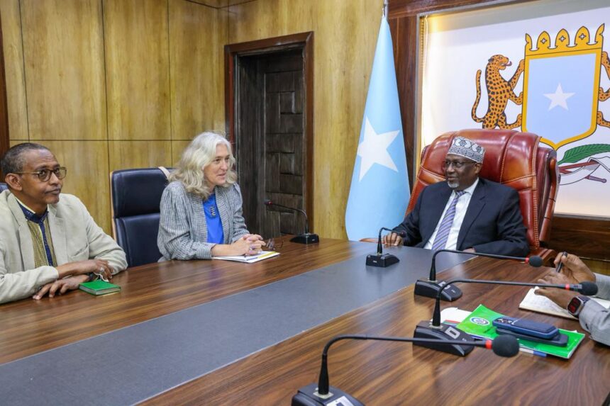 Maxey kawada hadleyn guddoomiyaha golaha shacabka iyo safiirka Midowga Yurub ?