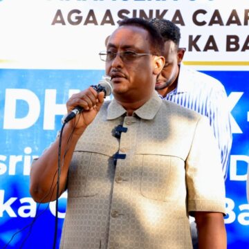 FB_IMG_1763192370377 Duqa Muqdisho oo dhagax dhigay dib u dayartirka xarumo caafimaad