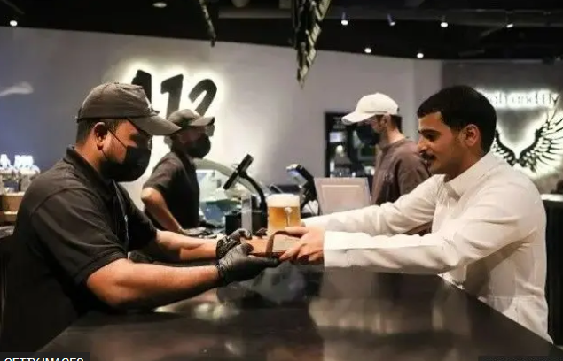 Sacuudi Carabiya oo khafiifinaysa shuruucda khamrada baarar cusubna furaysa