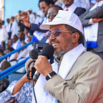Madaxweyne Xasan Sheekh “Dalkaan waxaa ugu qiima badan Macallinka iyo Askariga Soomaaliyeed”