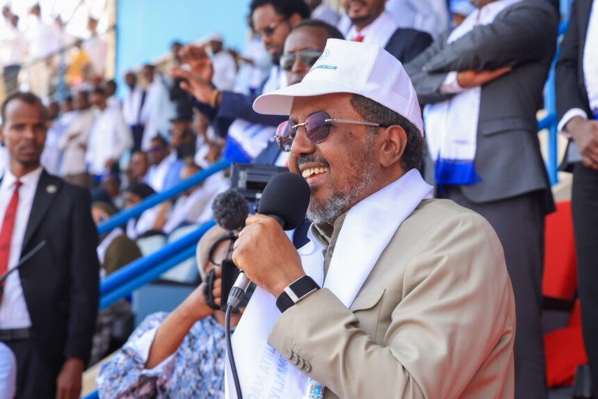 Madaxweyne Xasan Sheekh “Dalkaan waxaa ugu qiima badan Macallinka iyo Askariga Soomaaliyeed”