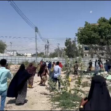 Ciidamo katirsan Booliska Somalia iyo dad shacab ah oo isku horfadhiya Dab-damiska